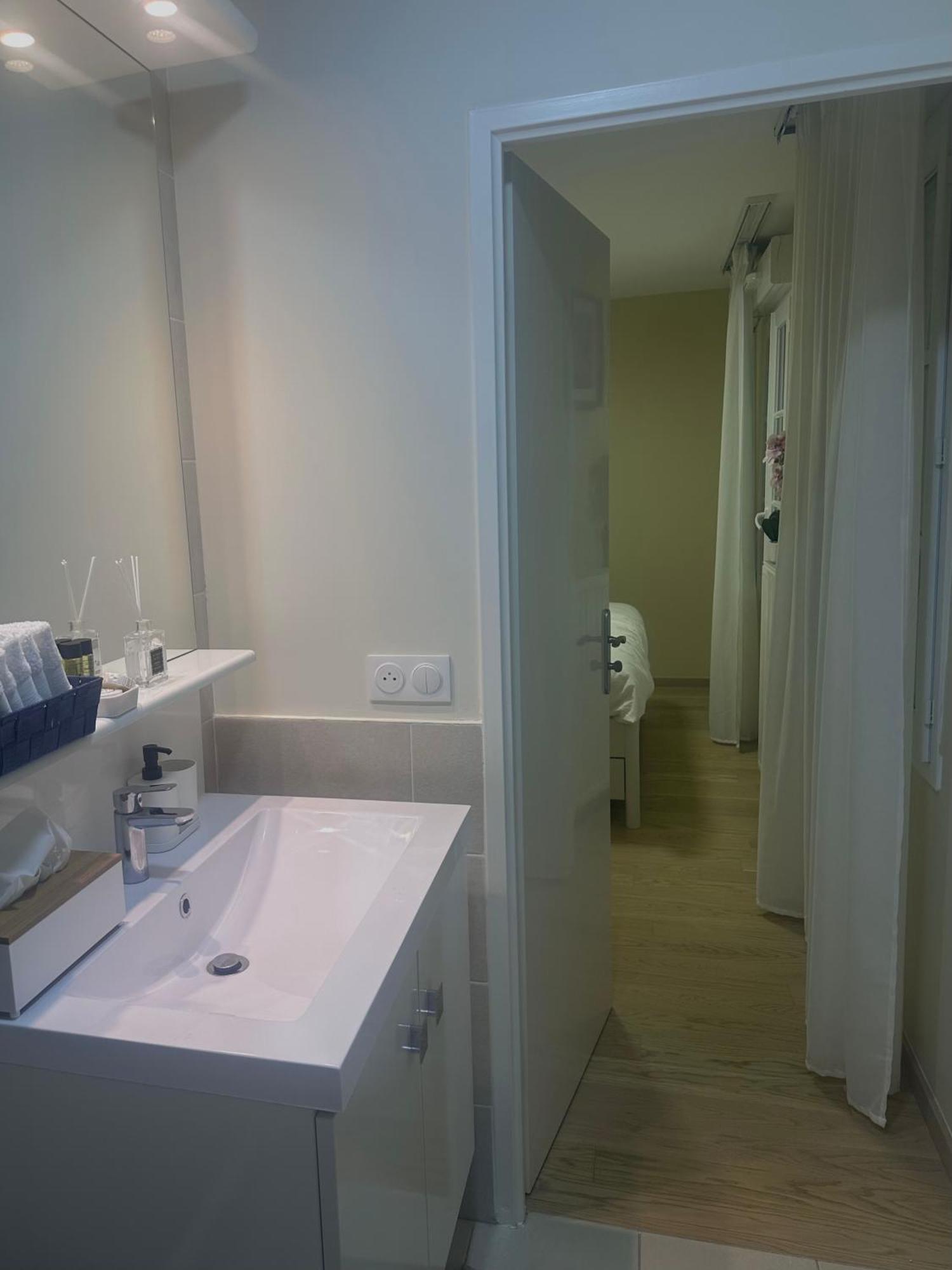 Family's House - Proche De La Vallee Village Et Disneyland Paris ,2 Parkings Holiday home